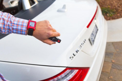 Mercedes-Pebble-smartwatch-2-500x333.jpg