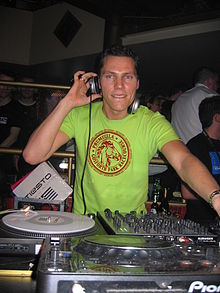 220px-DJ_Tiesto2005.jpg