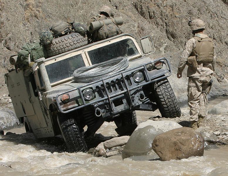 777px-Humvee_in_difficult_terrain.jpg