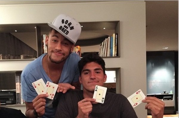 Neymar-jugando-a-poker-con-sus_54422719563_54115221154_600_396.jpg