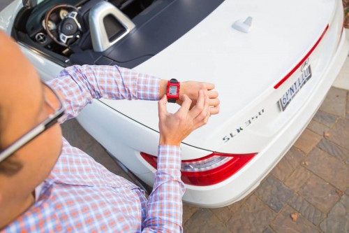Mercedes-Pebble-smartwatch-3-500x333.jpg