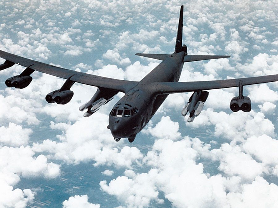 https://cdn.britannica.com/49/106949-131-0783F166/US-Air-Force-cruise-missiles-attack-B-52G.jpg