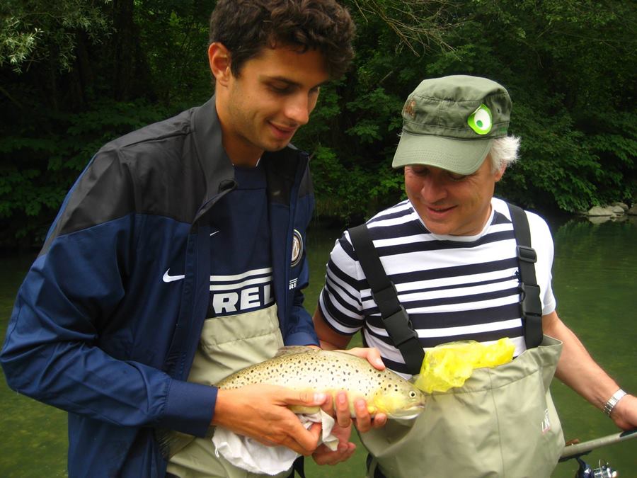Andrea_Ranocchia_e_il_padre_a_pesca_sul_Sarca.jpeg