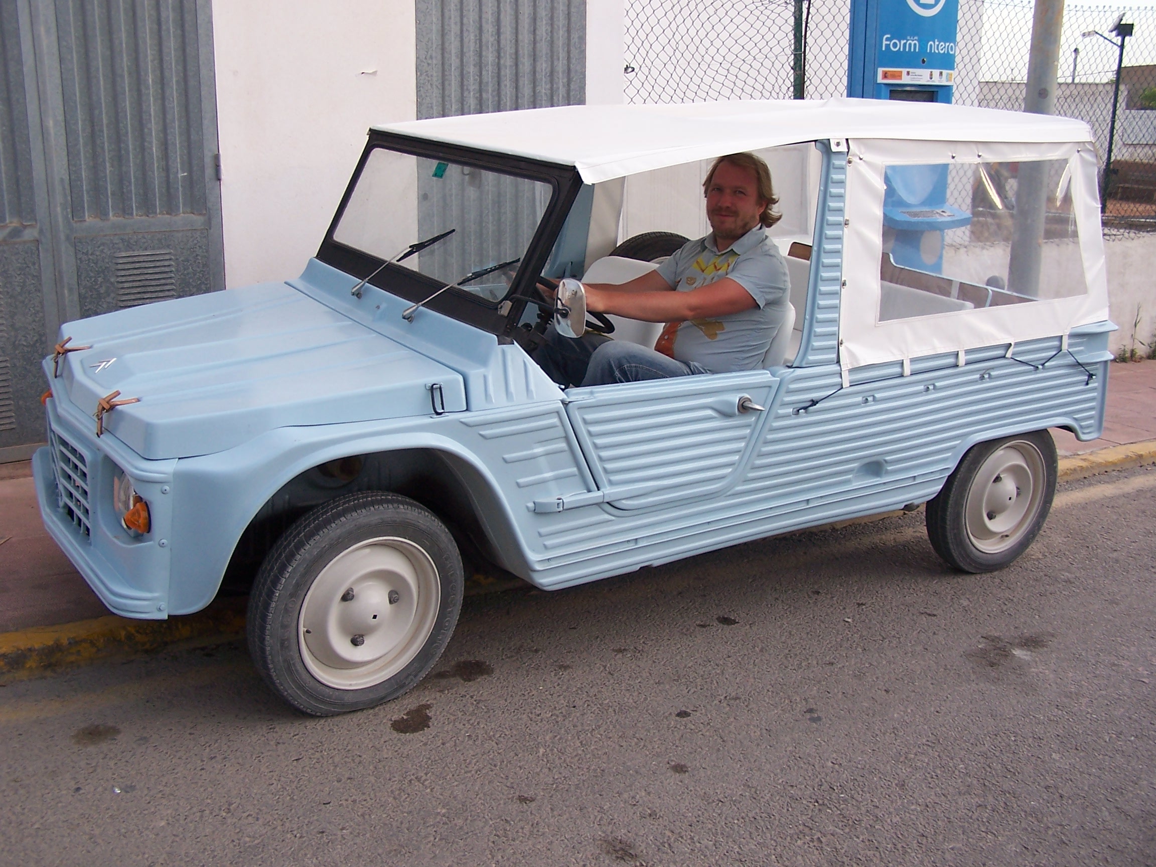 Citroën_Mehari_celeste.jpg