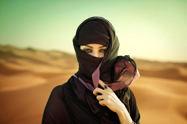 one_eyeland_woman_in_dubai_by_jim_hughes_58330.jpg