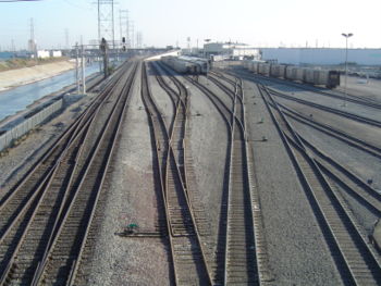Railyard_LA_river.jpg