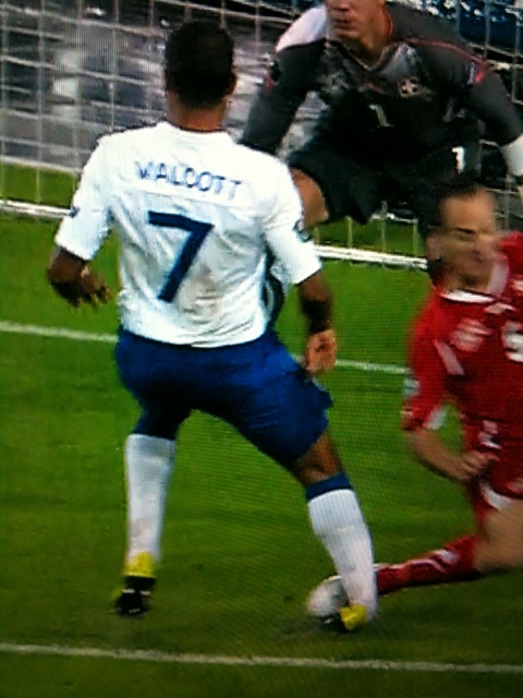 walcott-injury.jpg