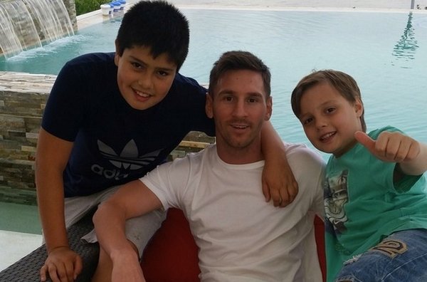 Leo-Messi-en-Rosario-posando-c_54422743362_54115221154_600_396.jpg