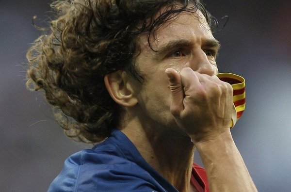 Carles-Puyol-besa-el-brazalete_54402010685_54115221154_600_396.jpg