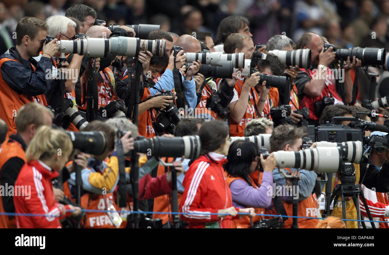 photographers-take-pictures-during-the-fifa-womens-world-cup-final-DAP4AB.jpg