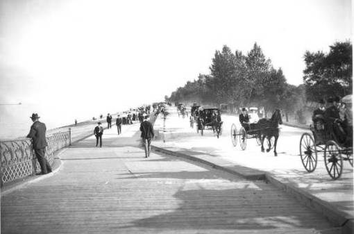photo-chicago-lincoln-park-shore-drive-carriages-pedestrians-b-and-w-1905.jpg
