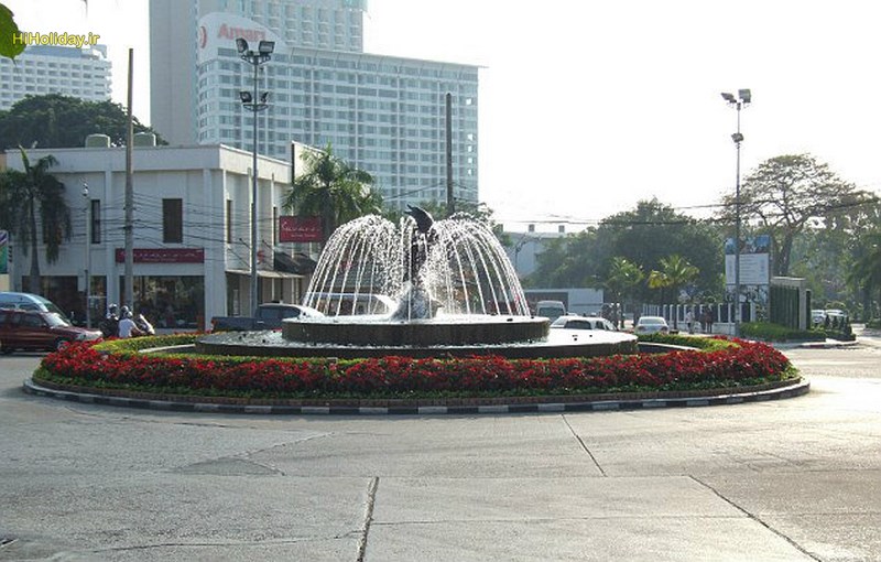 Dolphin-roundabout.jpg