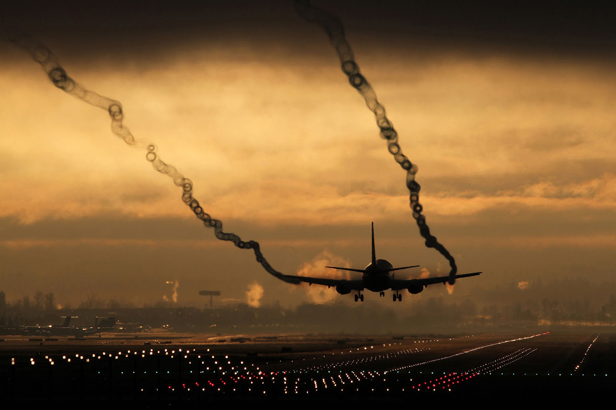 z0qg_beautiful_aircraft_landing_silhouette2.jpg