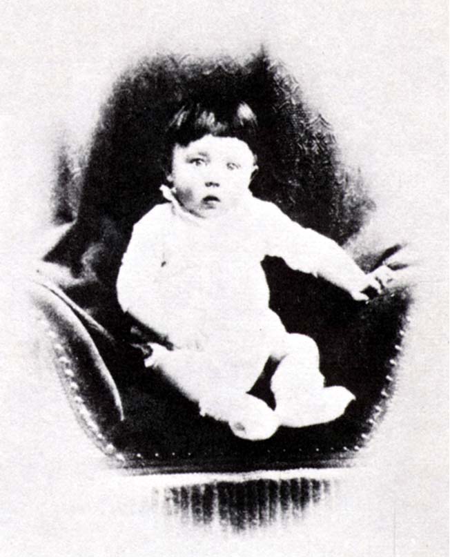 Hitler_Baby_Portrait_jk.jpg