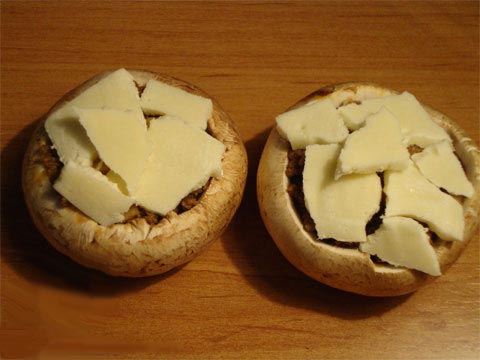 mushroom-abdomen-full-with-meat-wheel-in-oven04.jpg