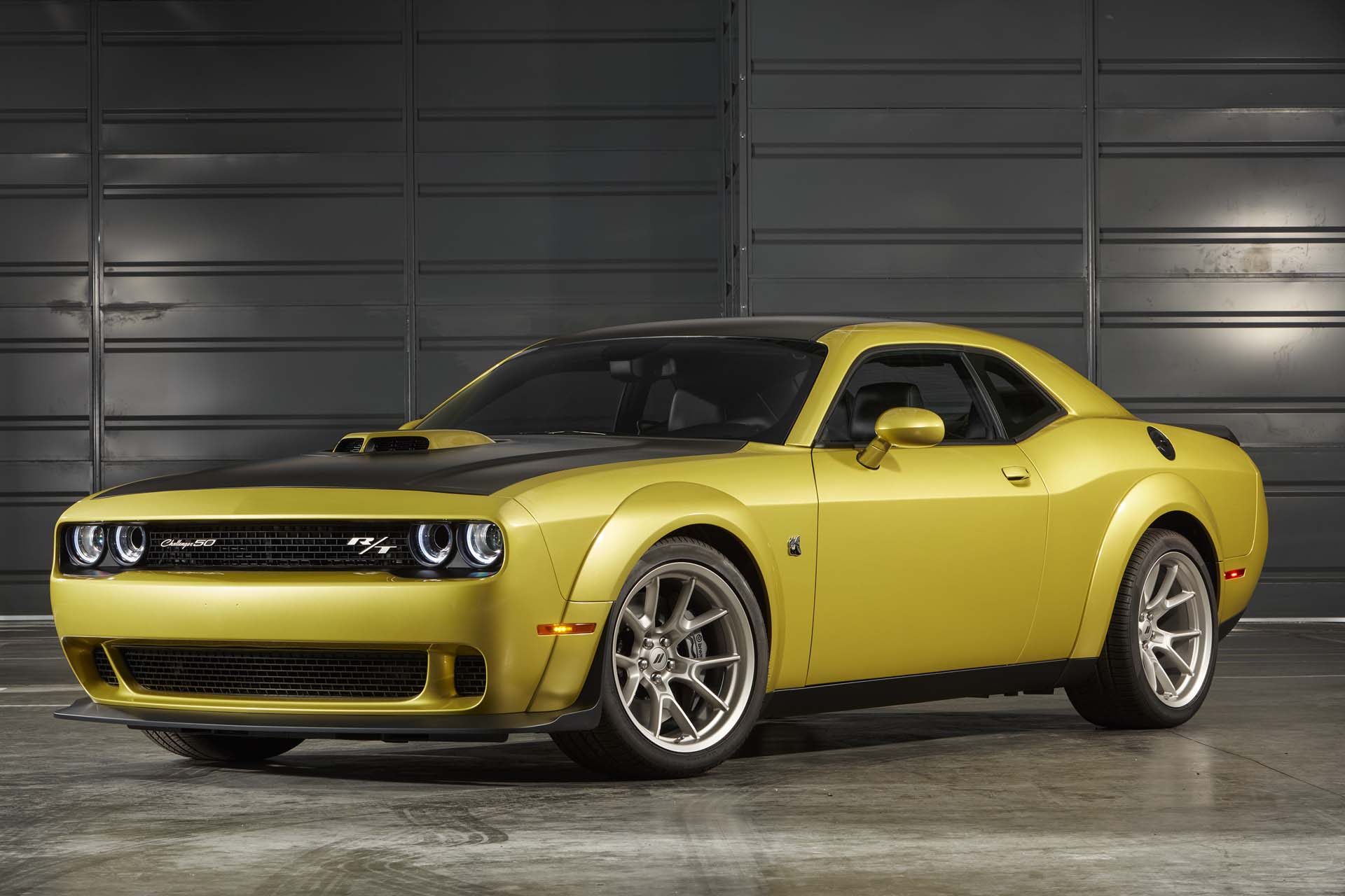 2020-dodge-challenger-50th-anniversary-edition_100724488_h.jpg