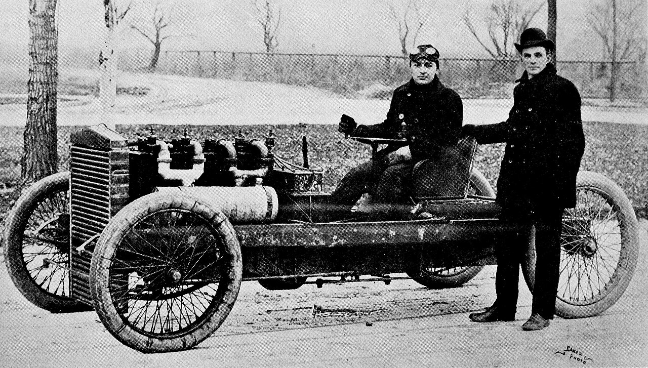 1280px-Henry_Ford_and_Barney_Oldfield_with_Old_999%2C_1902.jpg